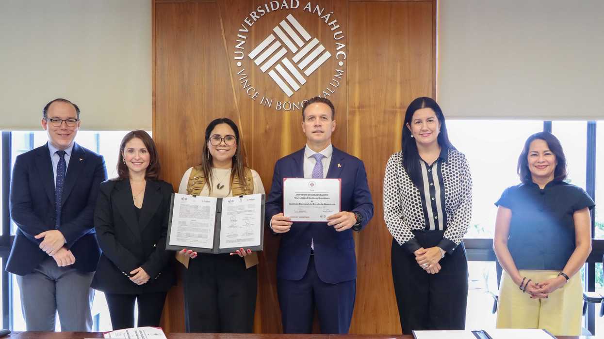 Representantes del IEEQ y la Universidad Anáhuac Querétaro firman el convenio de colaboración en la Sala de Rectoría, en Querétaro.
