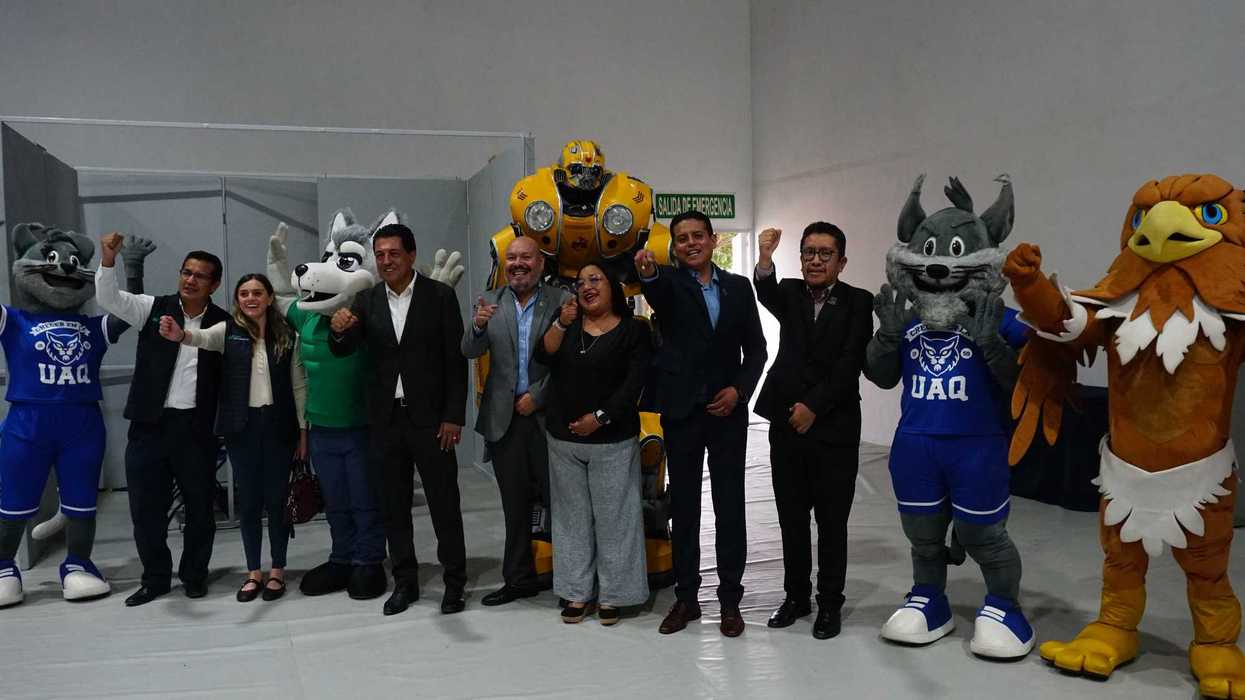 Representantes y mascotas universitarias en el arranque del Hackathón CANACINTRA en la UAQ Campus San Juan del Río