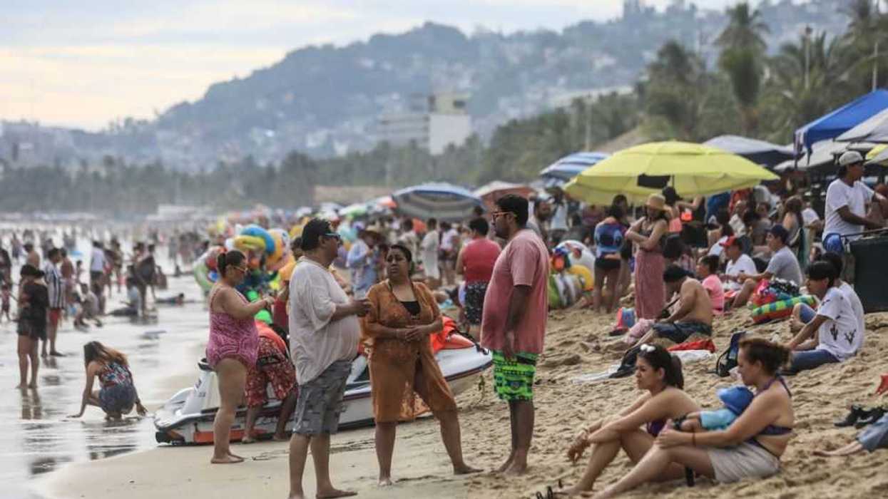 Repunta el turismo y los mexicanos abarrotan las playas para Año Nuevo. EFE/David Guzmán.