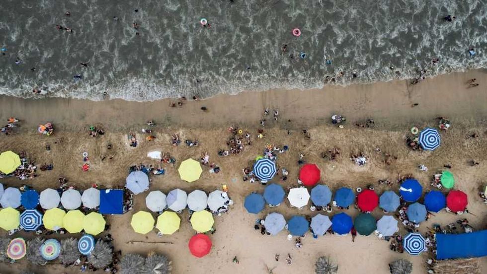 Repunta el turismo y los mexicanos abarrotan las playas para Año Nuevo. EFE/David Guzmán.