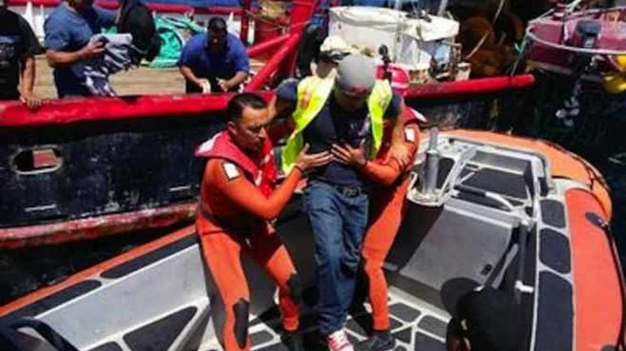 rescata-marina-a-dos-pescadores