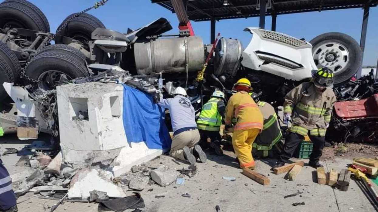 Rescatan a conductor atrapado tras volcadura en Palmillas-Apaseo.