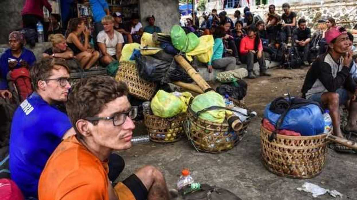 rescatan-a-los-mas-de-500-turistas-atrapados-en-volcan-de-indonesia