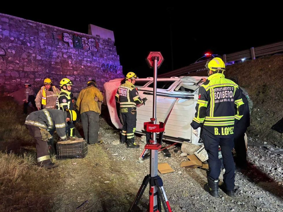 Rescate de camioneta Jeep Compass que cay\u00f3 a desnivel en rampa de frenado kil\u00f3metro 157 autopista M\u00e9xico-Quer\u00e9taro