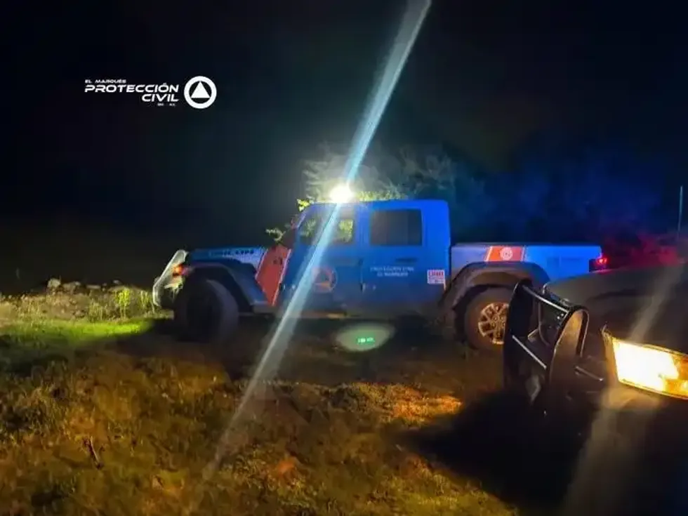 Rescatista de Protecci\u00f3n Civil El Marqu\u00e9s atiende a una de las dos personas rescatadas tras caer un veh\u00edculo a la presa del Carmen durante la noche del 20 de julio de 2026.
