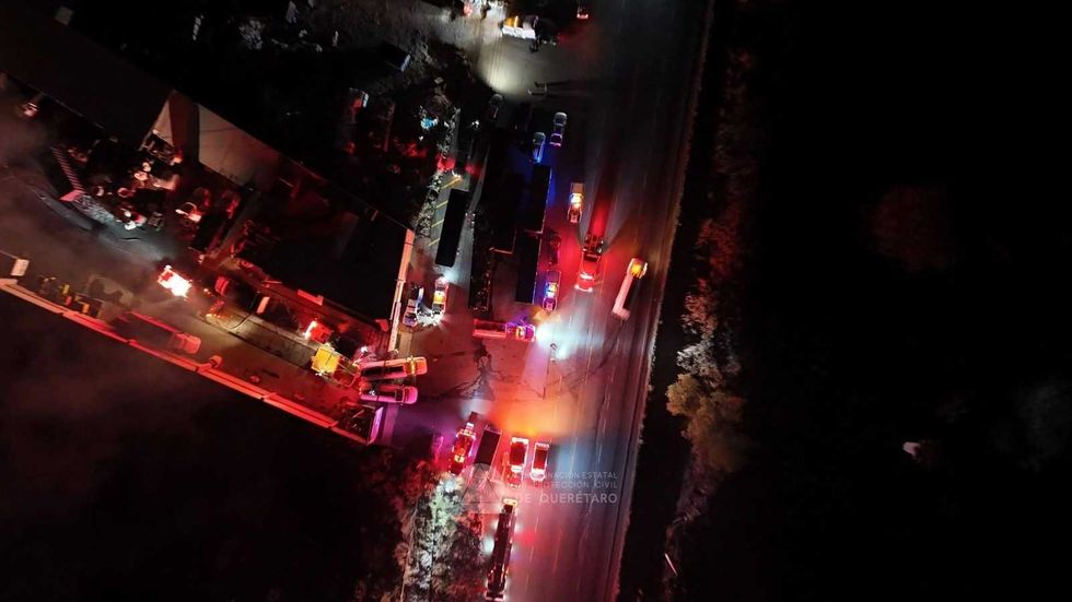 Rescatistas atienden incendio en recicladora de la carretera 111 en Quer\u00e9taro y rescatan a siete perros del predio siniestrado