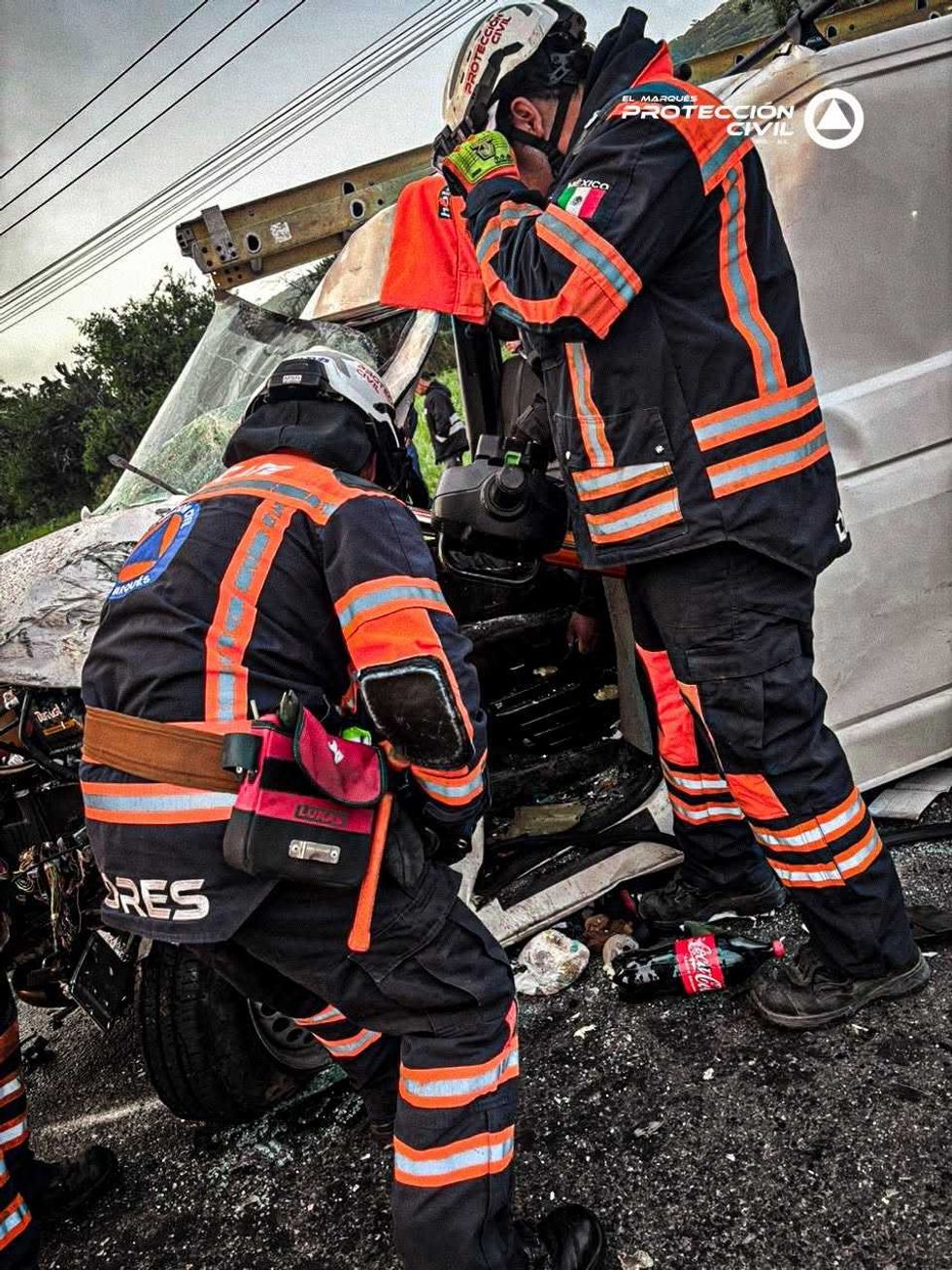 Rescatistas de Protecci\u00f3n Civil El Marqu\u00e9s realizan maniobras de excarcelaci\u00f3n en veh\u00edculo accidentado sobre la carretera estatal 431.