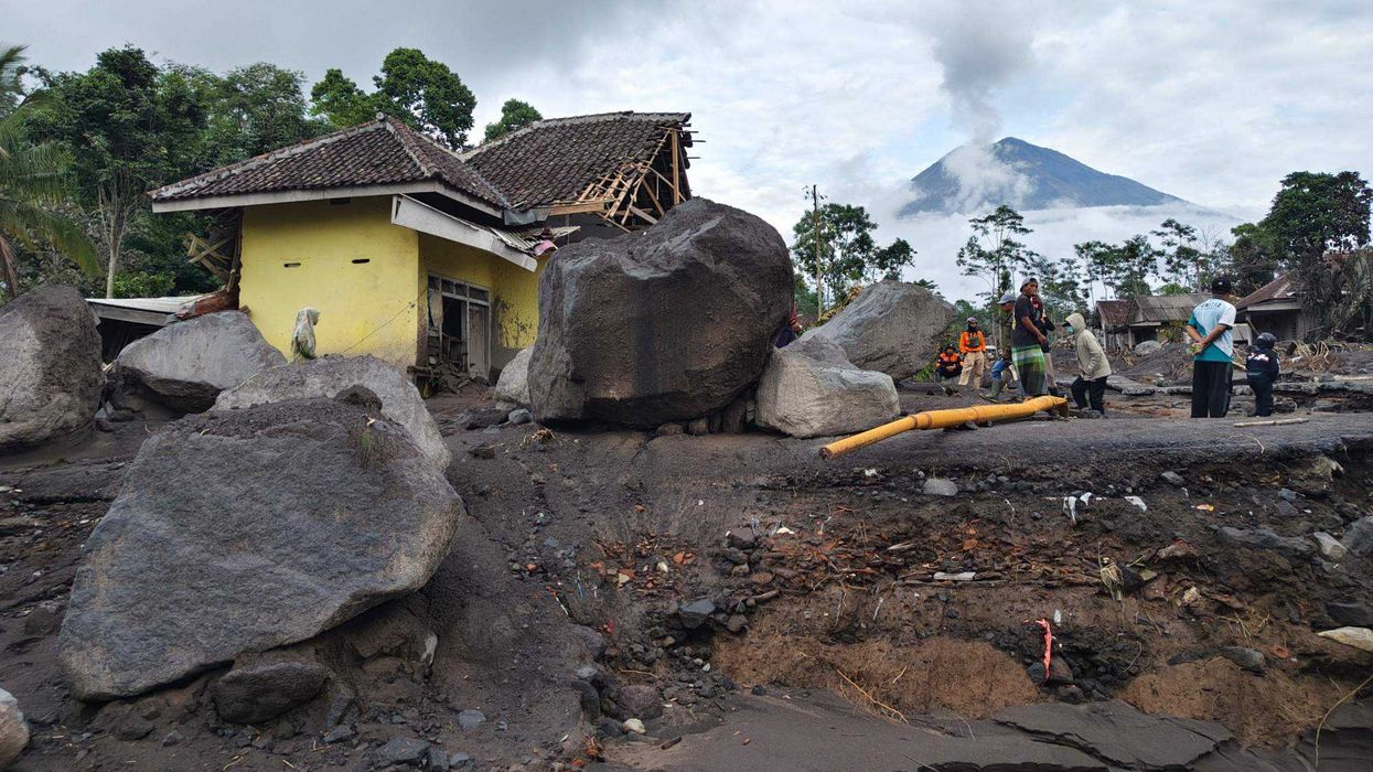 Rescatistas evacúan a escaladores tras la erupción del monte Semeru. AP.