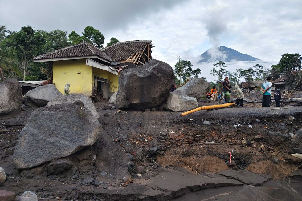 Rescatistas evacúan a escaladores tras la erupción del monte Semeru. AP.