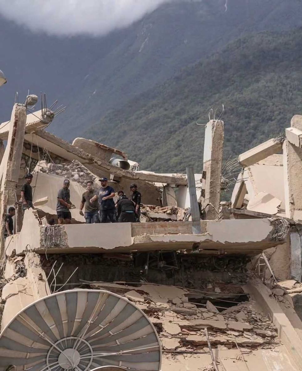 Rescatistas y elementos de Polic\u00eda Chacao trabajan sobre los escombros de un edificio derrumbado en Caracas tras el terremoto del 24 de junio de 2026
