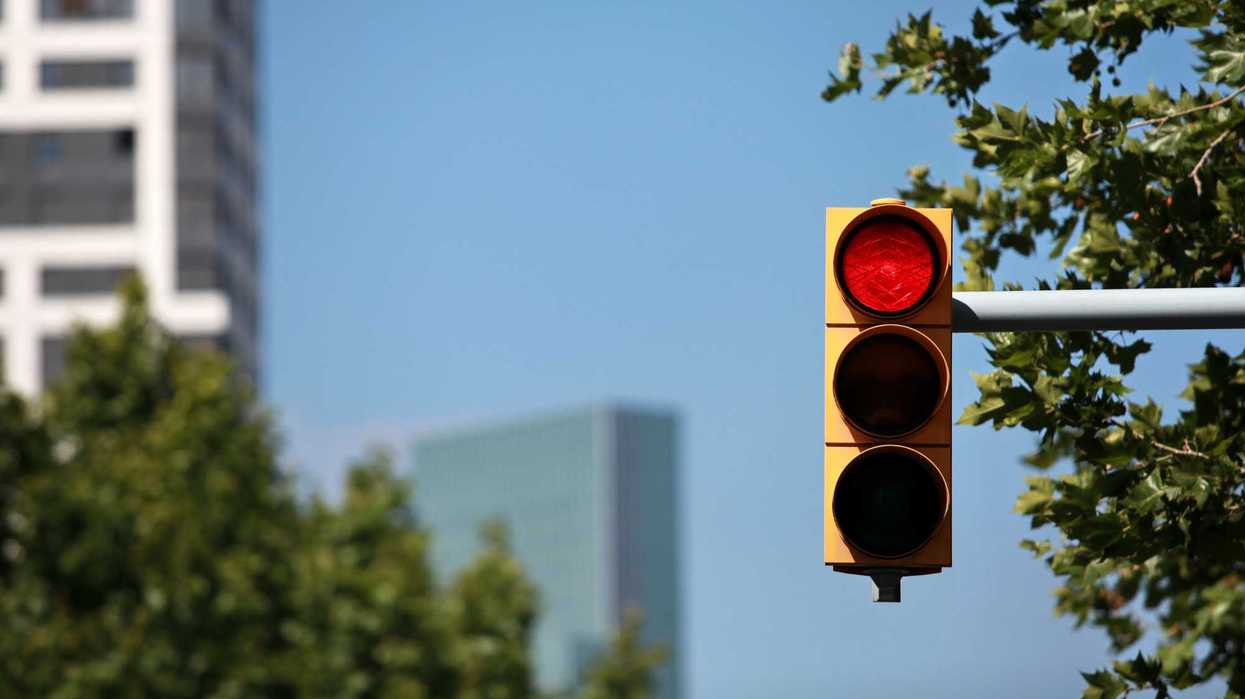 Restablecen semáforos en 11 intersecciones de Querétaro tras falla eléctrica.