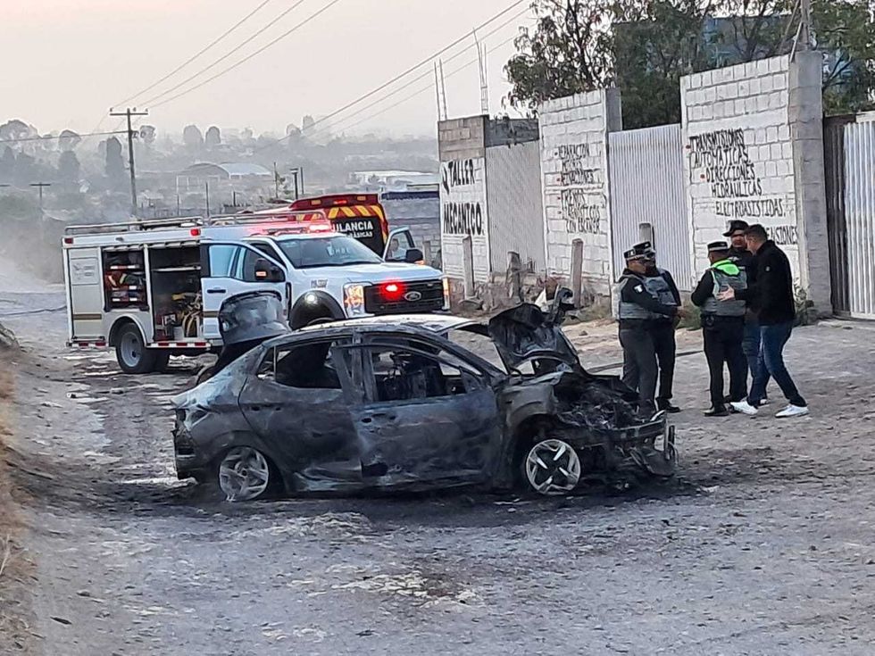 Restos calcinados de veh\u00edculo de lujo tras incendio en carretera M\u00e9xico-Quer\u00e9taro kil\u00f3metro 156, San Juan del R\u00edo, Quer\u00e9taro