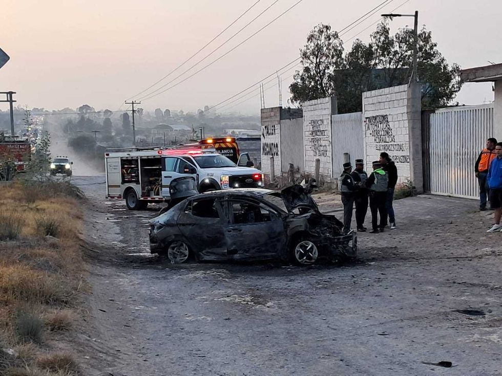 Restos calcinados de veh\u00edculo de lujo tras incendio en carretera M\u00e9xico-Quer\u00e9taro kil\u00f3metro 156, San Juan del R\u00edo, Quer\u00e9taro