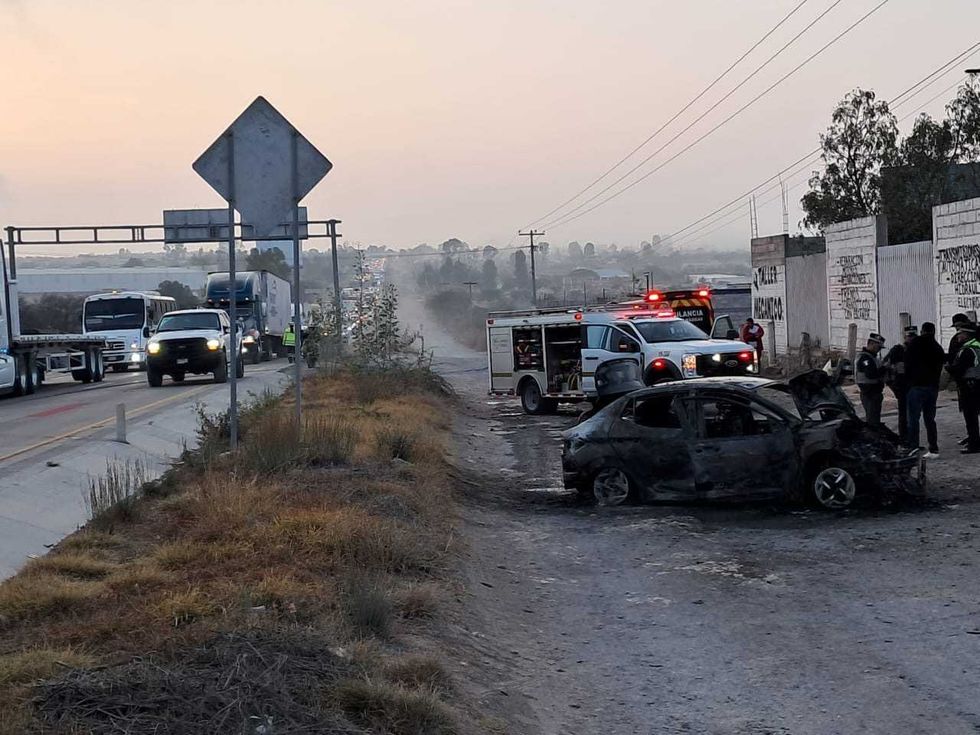 Restos calcinados de veh\u00edculo de lujo tras incendio en carretera M\u00e9xico-Quer\u00e9taro kil\u00f3metro 156, San Juan del R\u00edo, Quer\u00e9taro