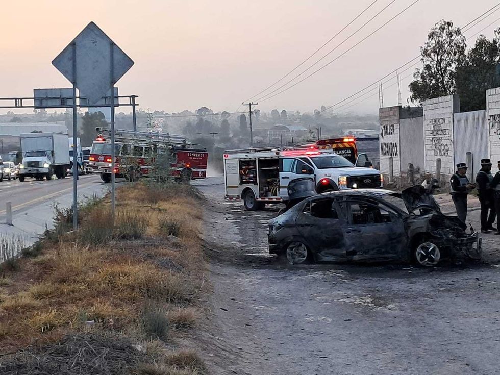 Restos calcinados de veh\u00edculo de lujo tras incendio en carretera M\u00e9xico-Quer\u00e9taro kil\u00f3metro 156, San Juan del R\u00edo, Quer\u00e9taro