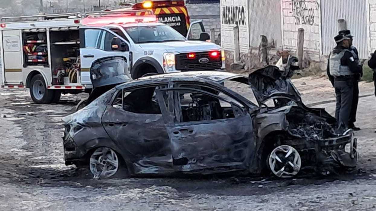 Restos calcinados de vehículo de lujo tras incendio en carretera México-Querétaro kilómetro 156, San Juan del Río, Querétaro