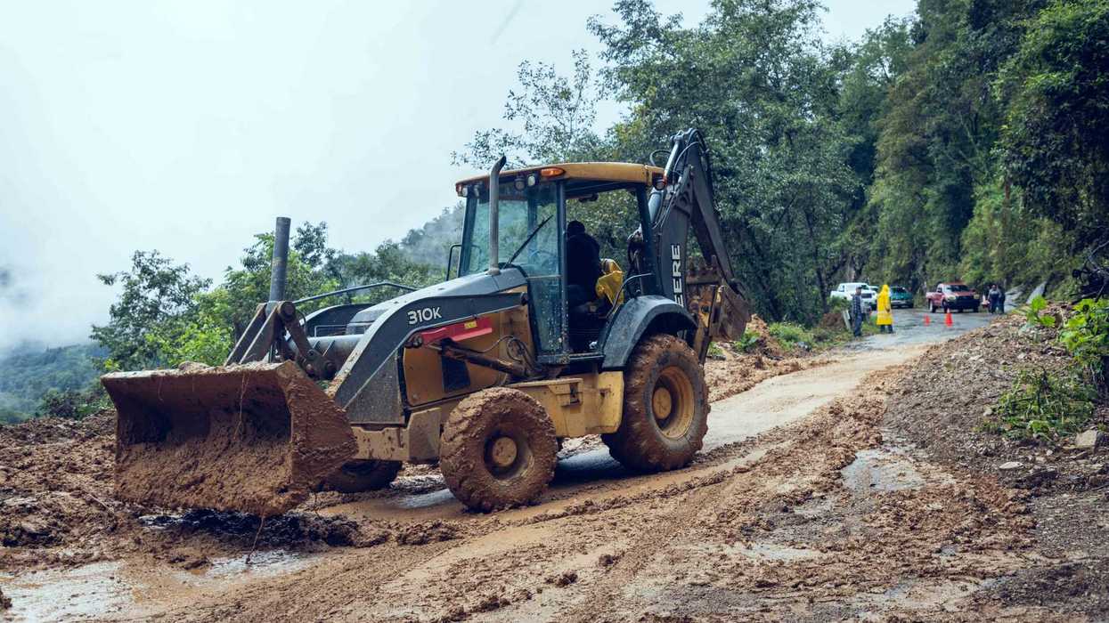 Retroexcavadora cubierta de lodo despeja el camino de El Ranchito, en Pinal de Amoles, tras el deslave