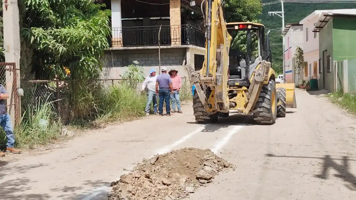 Retroexcavadora durante los trabajos de ampliación de la red de drenaje sanitario en la localidad de La Lagunita, Landa de Matamoros