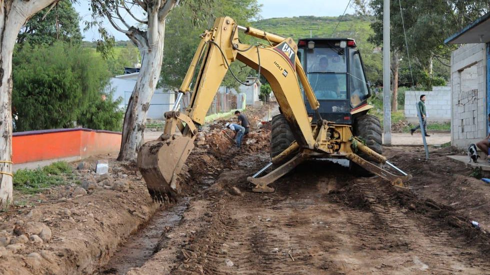 Retroexcavadora trabaja junto a una zanja en una calle de Nogales, Col\u00f3n, durante la obra de urbanizaci\u00f3n con empedrado