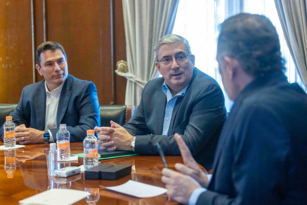 Reuni\u00f3n de directivos de Schneider Electric con el gobernador Kuri Gonz\u00e1lez en el Palacio de Gobierno de Quer\u00e9taro, 19 de agosto de 2026.