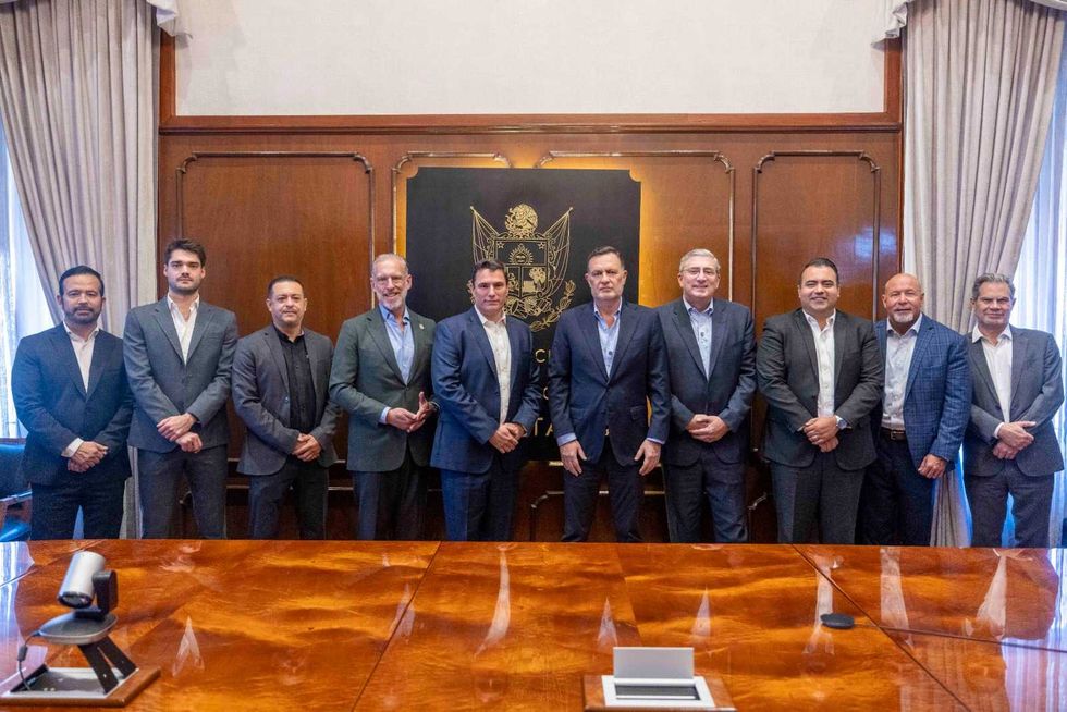Reuni\u00f3n de directivos de Schneider Electric con el gobernador Kuri Gonz\u00e1lez en el Palacio de Gobierno de Quer\u00e9taro, 19 de agosto de 2026.
