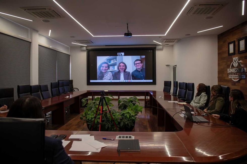 Reuni\u00f3n entre Fiscal\u00eda General de Quer\u00e9taro y representantes de M\u00e9xico Eval\u00faa para presentar estrategia Sinergia por Quer\u00e9taro