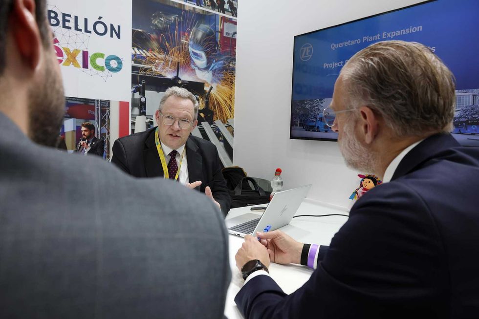 Reuni\u00f3n entre Marco Antonio Del Prete de SEDESU Quer\u00e9taro y ejecutivos de ZF Group durante feria Hannover Messe