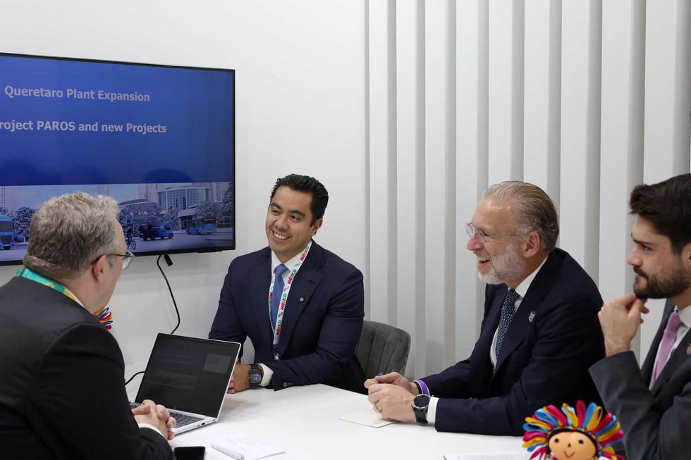 Reuni\u00f3n entre Marco Antonio Del Prete de SEDESU Quer\u00e9taro y ejecutivos de ZF Group durante feria Hannover Messe