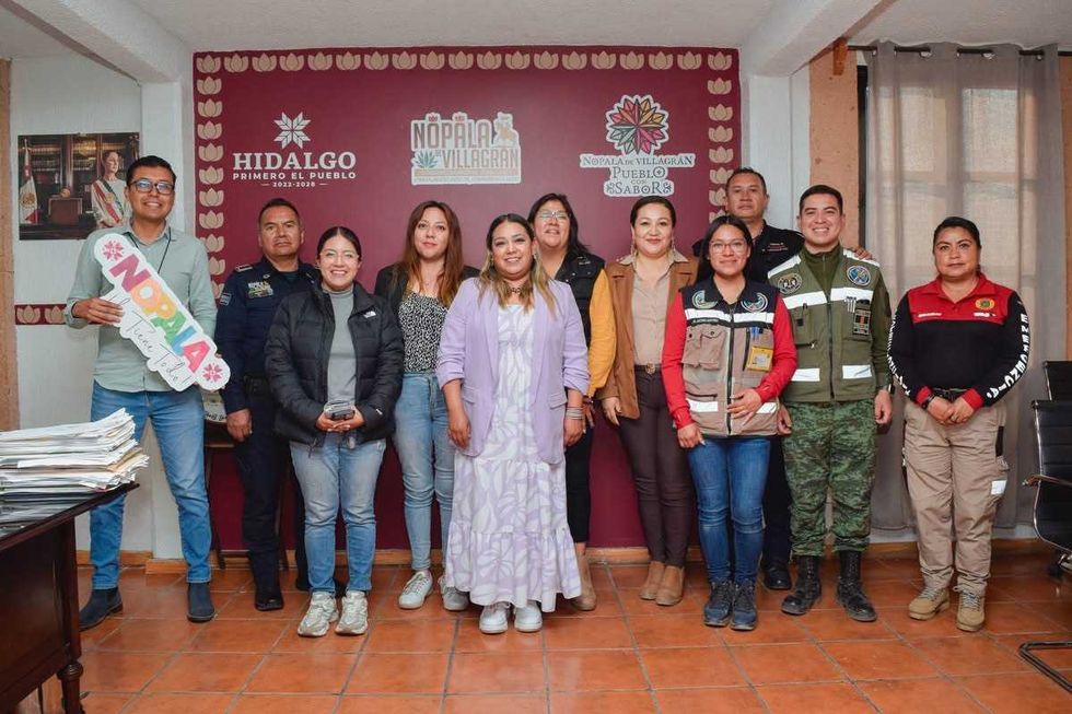 Reuni\u00f3n sobre el tren M\u00e9xico-Quer\u00e9taro en Nopala de Villagr\u00e1n Hidalgo con autoridades municipales y representantes de la SICT