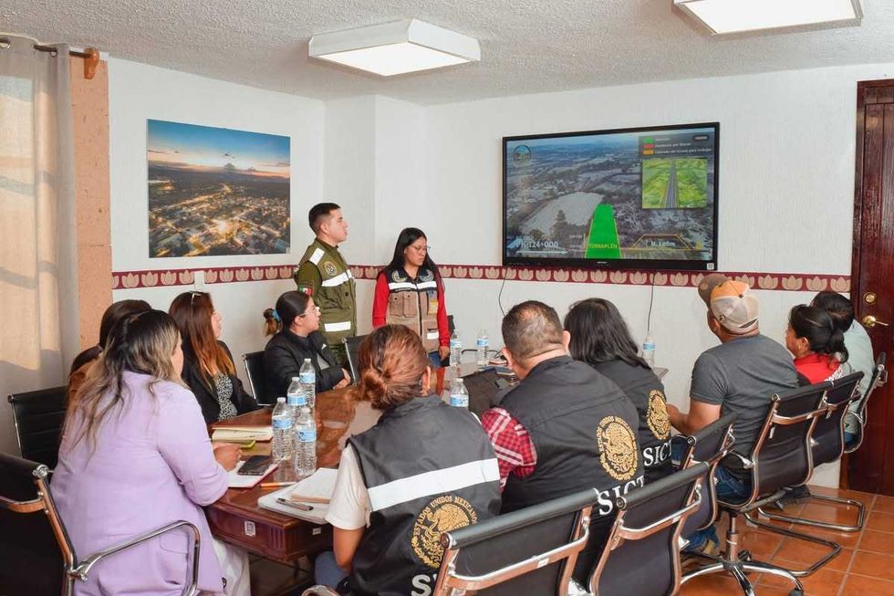 Reuni\u00f3n sobre el tren M\u00e9xico-Quer\u00e9taro en Nopala de Villagr\u00e1n Hidalgo con autoridades municipales y representantes de la SICT