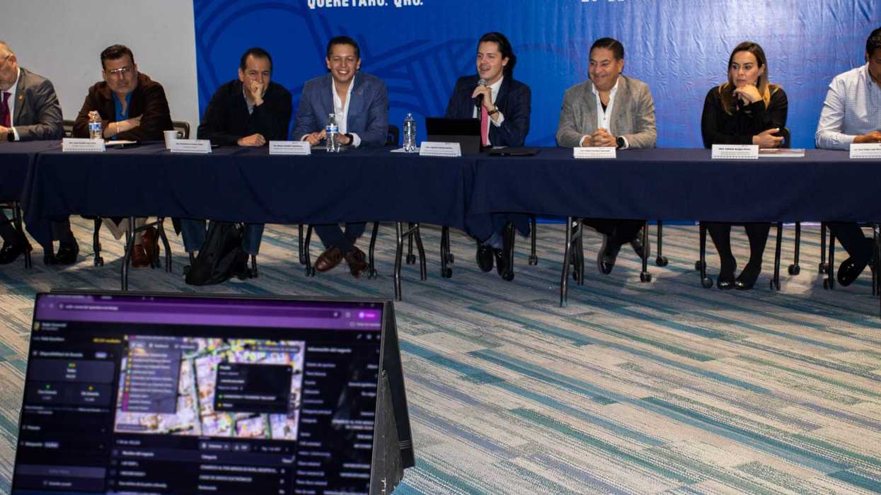 Reunión de desarrollo económico con cámaras empresariales y academia sobre inversión en nuevos negocios en Querétaro 2025