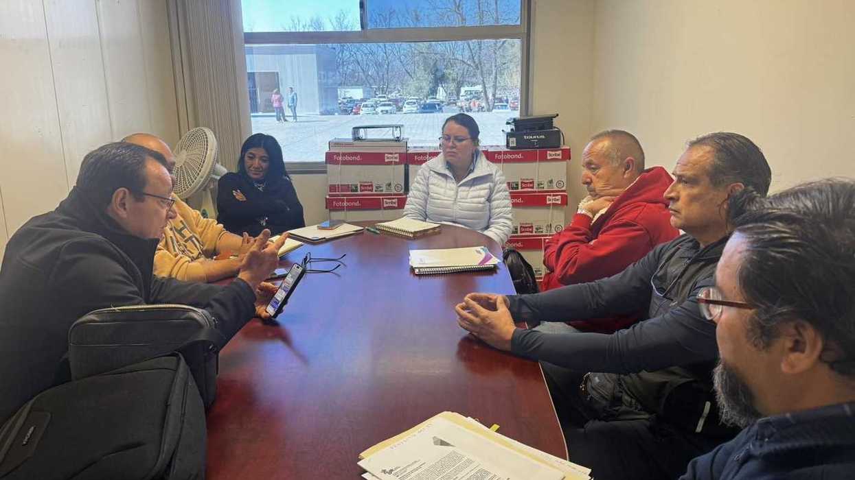 Reunión de vecinos de la colonia Electricistas con Obras Públicas de San Juan del Río sobre obra en bulevar Pablo Cabrera
