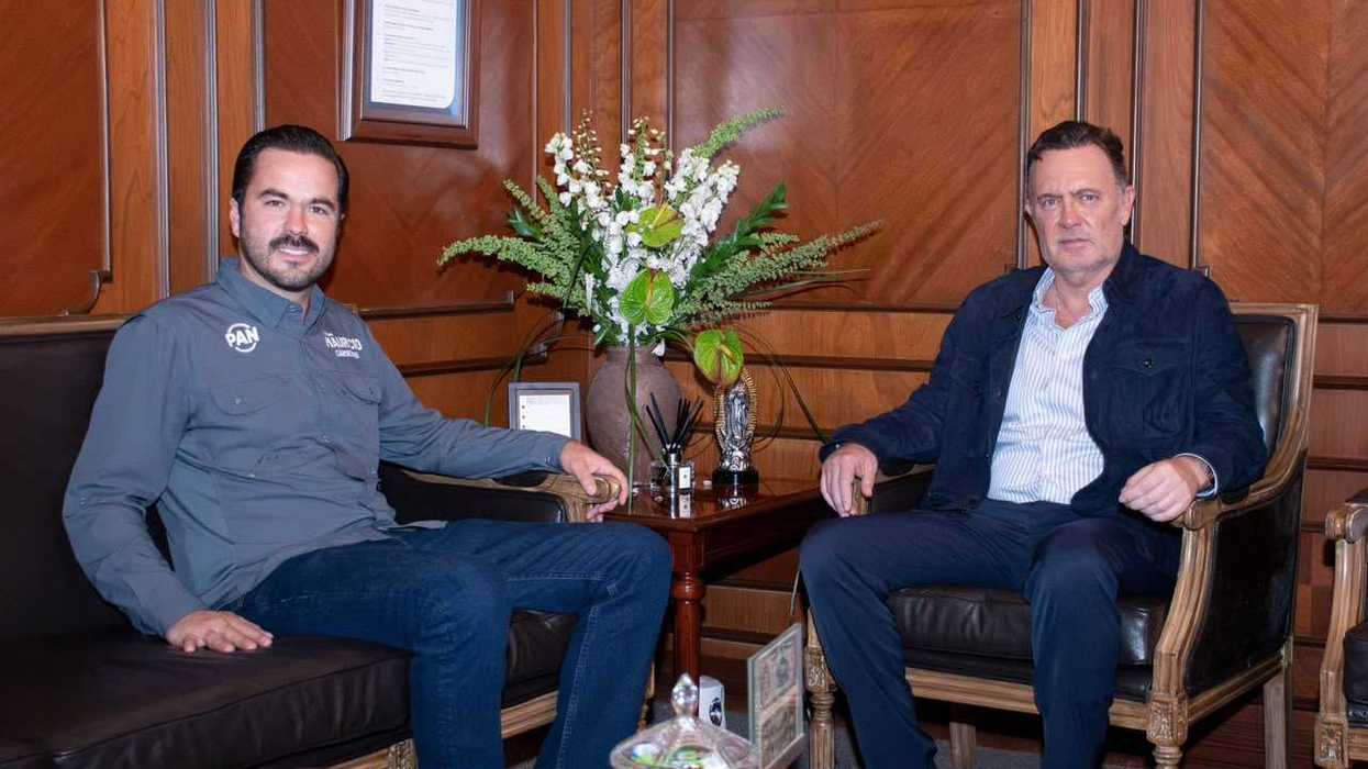 Reunión entre el diputado Mauricio Cárdenas Palacios y el gobernador Mauricio Kuri González, sentados en una sala con paneles de madera