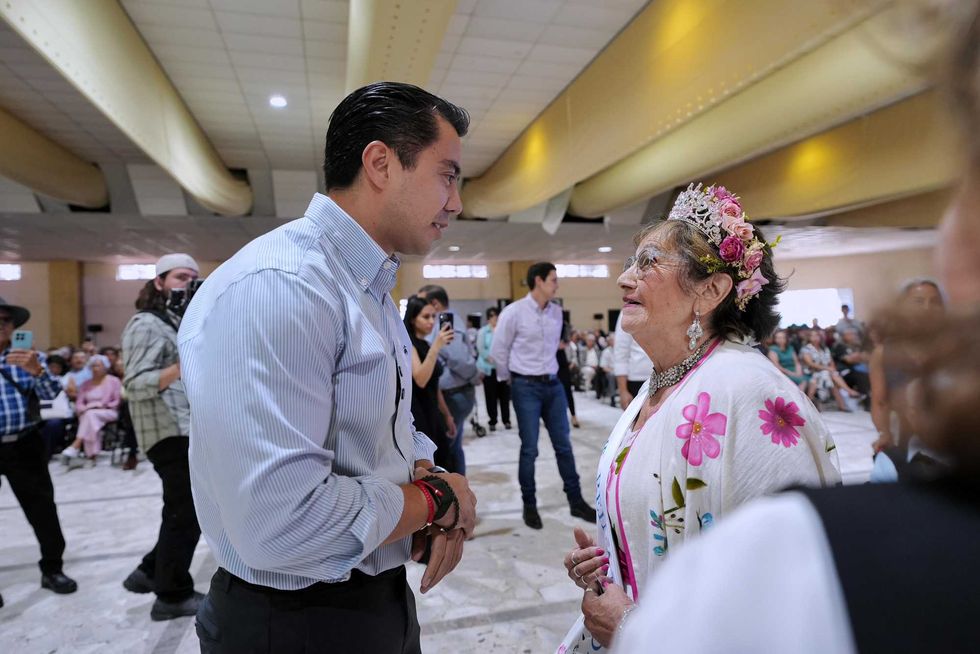 Rey y Reina de Oro del DIF Quer\u00e9taro conviven con funcionarios municipales durante el Baile de Plata | M\u00e1s de tres mil 500 personas adultas mayores de las siete delegaciones participaron en el festejo