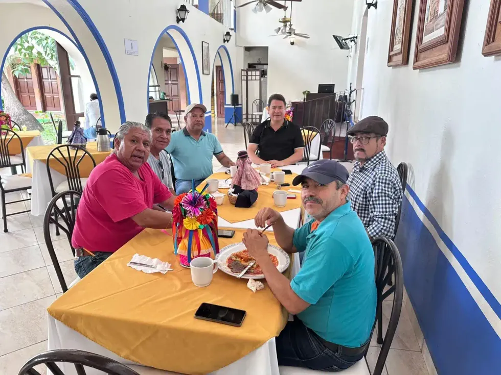 Ricardo Astudillo, al fondo, participa en una reuni\u00f3n de trabajo con cinco asistentes en un restaurante de la regi\u00f3n serrana de Quer\u00e9taro.