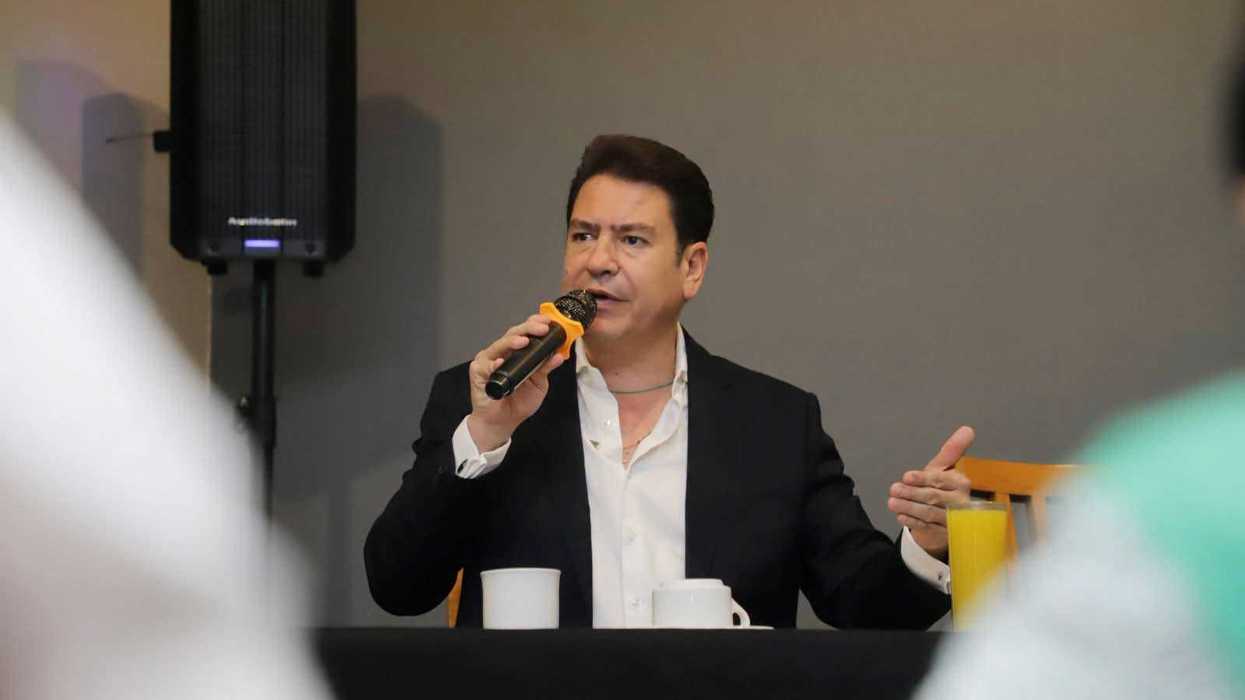 Ricardo Astudillo, dirigente estatal del Partido Verde Ecologista en Querétaro, habla con micrófono durante un evento en San Juan del Río.