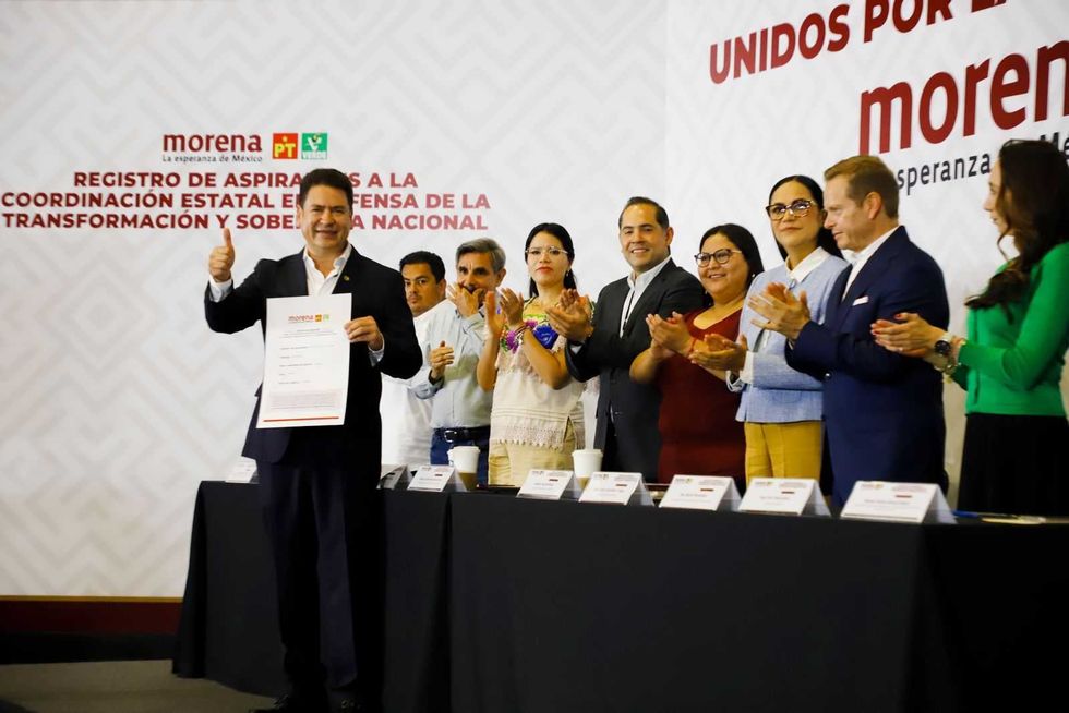 Ricardo Astudillo Su\u00e1rez muestra su solicitud de registro ante la mesa del proceso de la alianza Morena-PT-Verde en la Ciudad de M\u00e9xico
