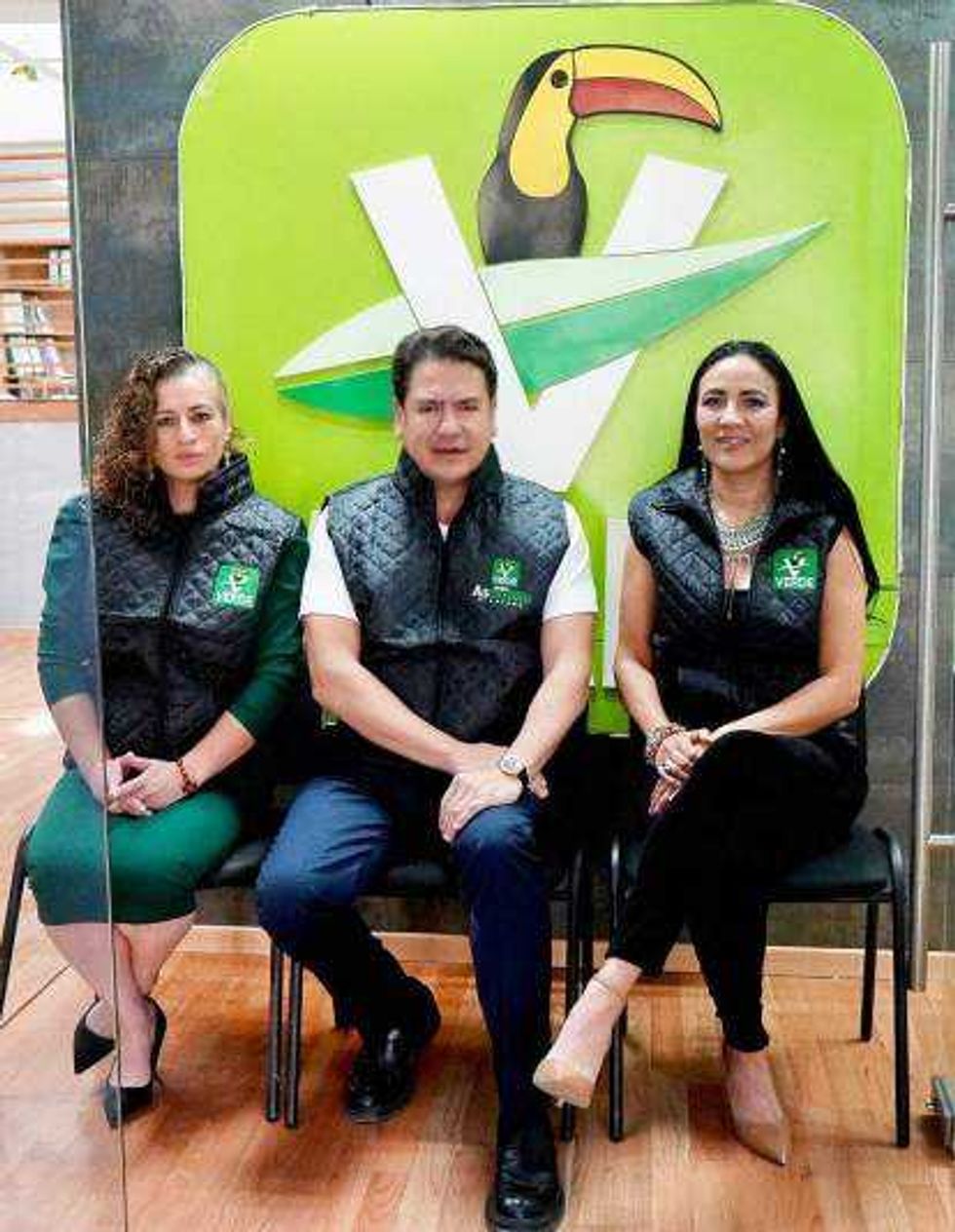 Ricardo Astudillo Suárez entregó el nombramiento a Paloma Arce Islas como Directora de Desarrollo Sustentabilidad y Cambio Climático del Partido Verde en Querétaro.