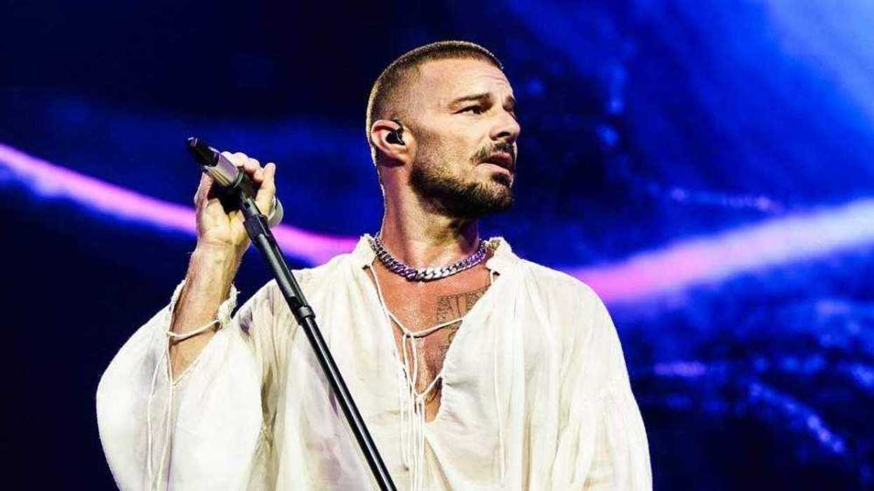 Ricky Martin en concierto con producción de luces y músicos en vivo durante presentación internacional.