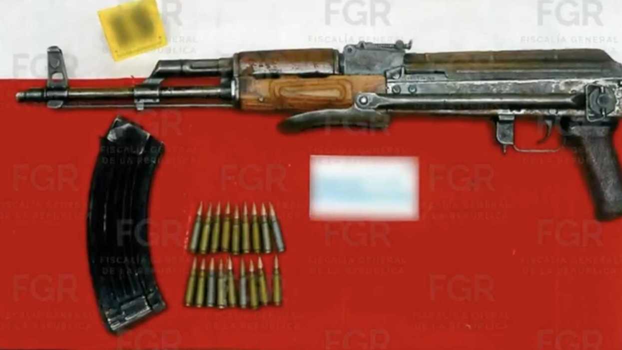 Rifle tipo AK con guardamanos de madera clara asegurado por la FGR en operativo de enero de 2019 en Río Bravo, Tamaulipas.