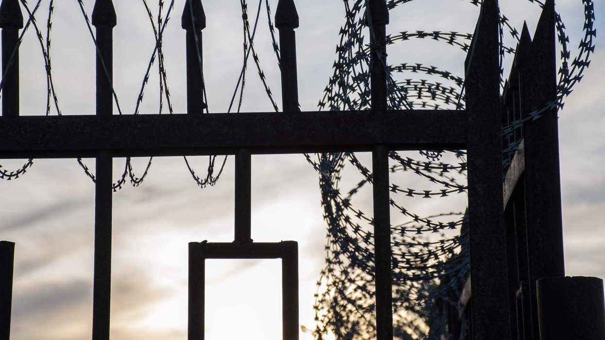 Riña en penal del noroeste de México deja tres muertos.