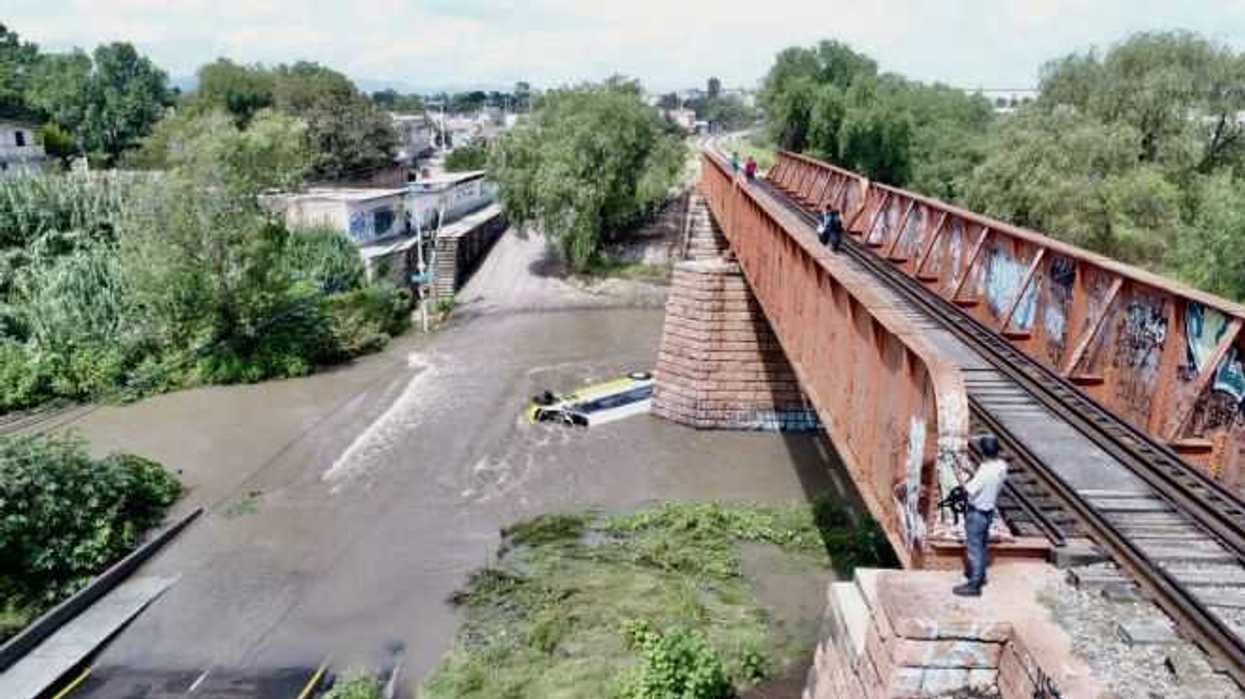 rio-se-arrastra-camion-transporte-de-personal