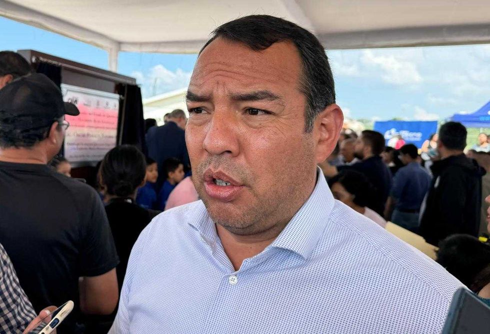 Roberto Cabrera celebra la ratificación de su triunfo electoral en San Juan del Río.