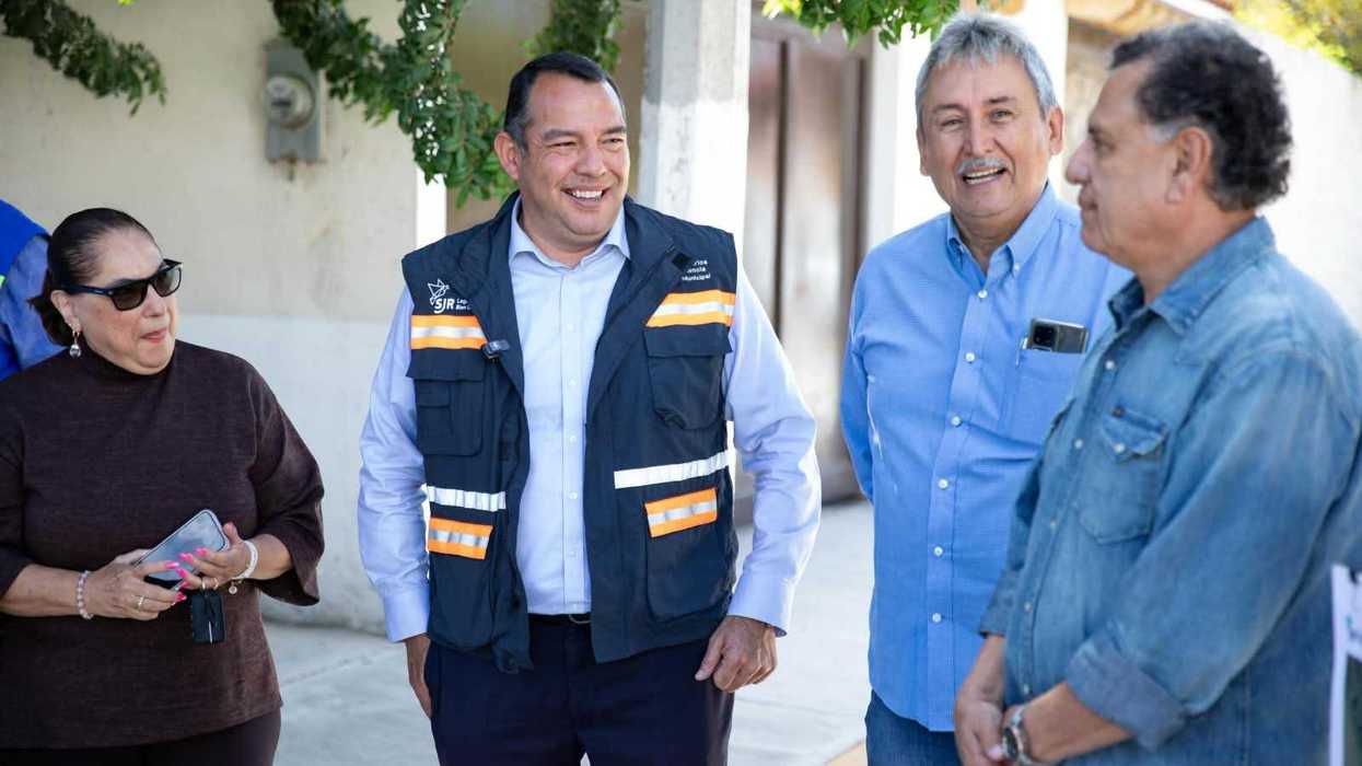 Roberto Cabrera con vecinos durante la entrega de la calle Cadereyta en Vegas del Río