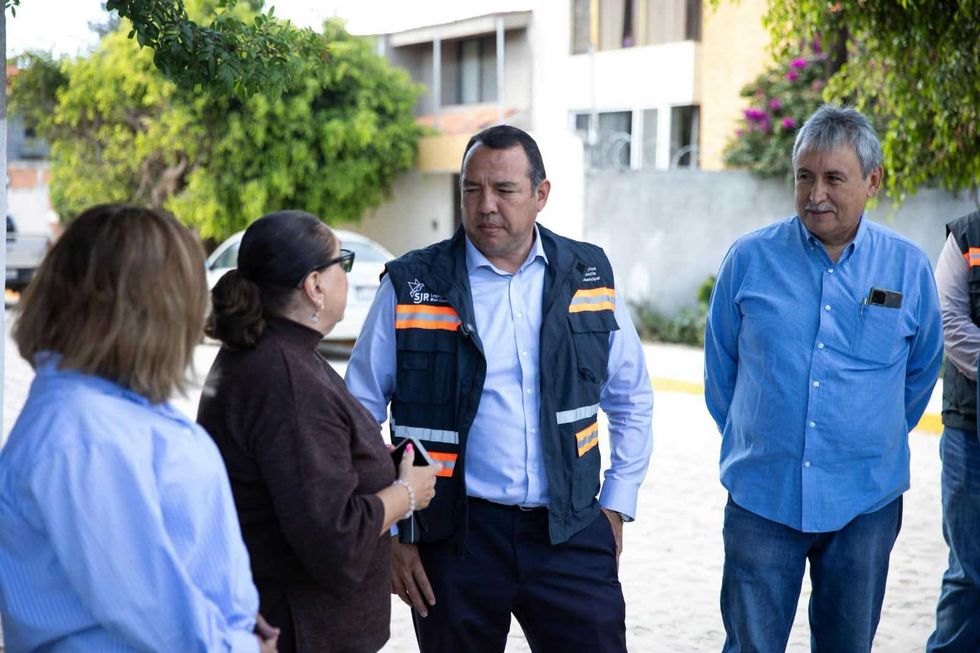 Roberto Cabrera conversa con vecinas en la calle Cadereyta rehabilitada en Vegas del R\u00edo
