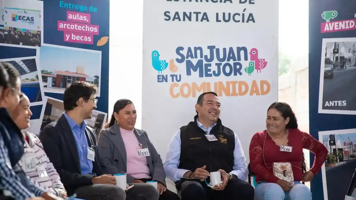 Roberto Cabrera dialoga con habitantes durante la jornada en Estancia de Santa Lucía