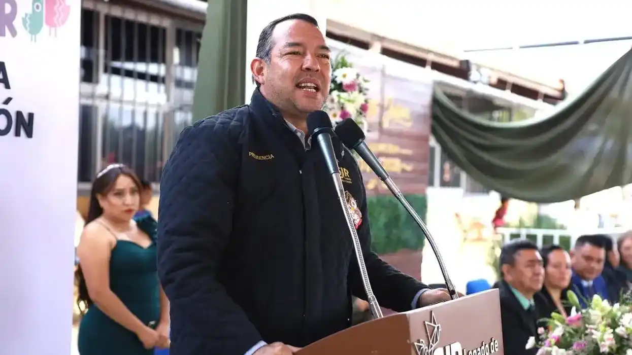 Roberto Cabrera dirige mensaje en graduación de primaria Benito Juárez