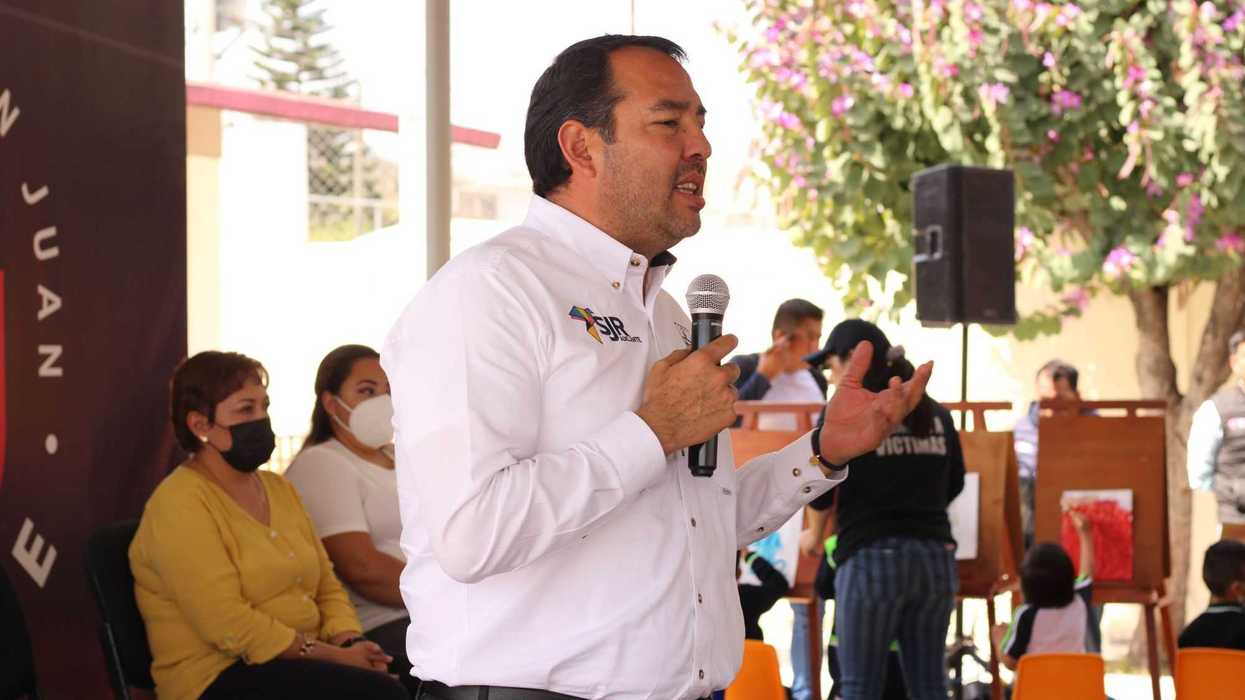 Roberto Cabrera entrega apoyos al jardín de niños de la colonia México.