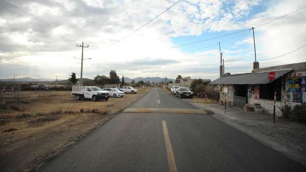 Roberto Cabrera invierte más de 3 mdp en rehabilitación de acceso a Estancia de Bordos.