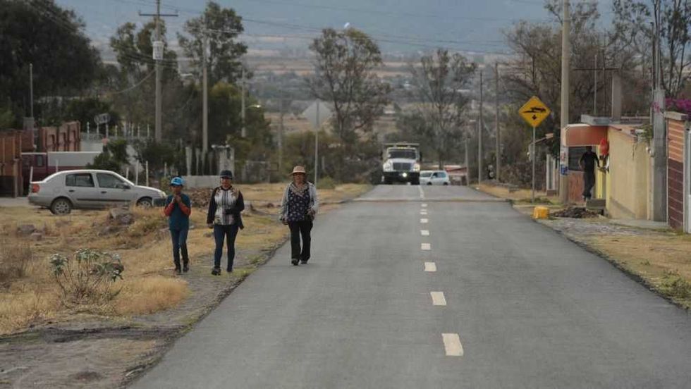 Roberto Cabrera invierte más de 3 mdp en rehabilitación de acceso a Estancia de Bordos.